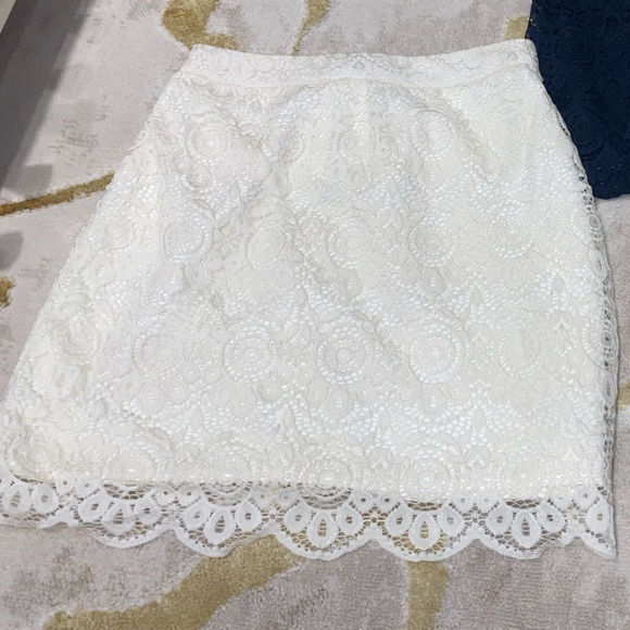HOLLISTER: Size 0 / Waist 25 Lace Mini Skirt (Off-White/Navy) - Picture 3 of 3